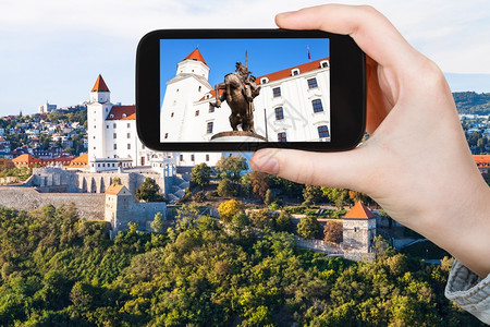 旅行概念智能手机上布拉迪斯发赫德城堡的斯瓦托普卢克一世国王的旅游照片雕像图片