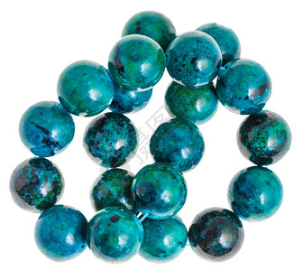 天然矿物质宝石的项链白色背景的蓝Chrysocolla球图片