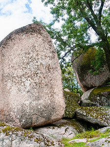 保加利亚Primorsko镇附近古老的色雷斯人保护区巨石图片