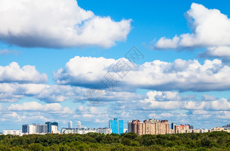 莫斯科城市的蓝色天空中低白云图片
