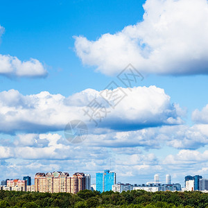 莫斯科城市的蓝色天空中低白云夏季日莫斯科图片