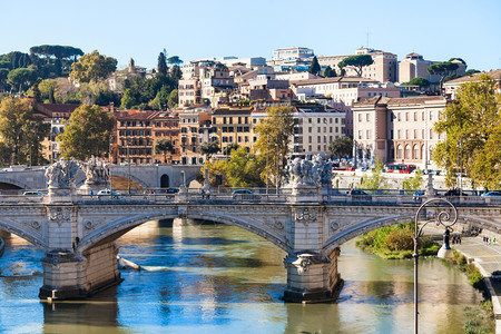 前往意大利罗马市天际与蒂贝尔河和BonteVittorioEmanueleII桥图片