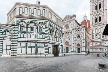 前往意大利旅行圣乔瓦尼广场和佛罗伦萨的浸礼会圣约翰的和吉奥托坎帕尼埃尔的DuomoSantaMariadelFiore教堂图片