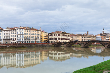 前往意大利秋天雨季庞特阿拉卡亚在奥诺河佛罗伦萨市上空观看意大利图片