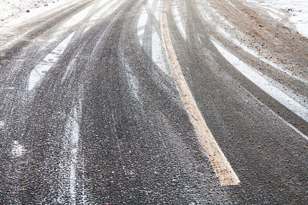 冬日的雪滑路面图片