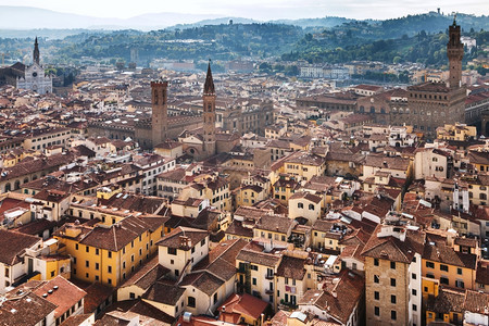 前往意大利旅行在坎帕尼莱佛罗伦萨镇的上空图片