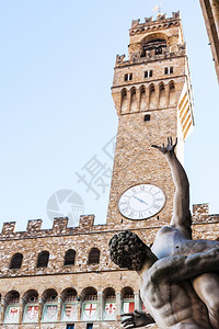 意大利之旅-在佛罗伦萨市的西尼奥里亚广场上，近距离雕刻萨宾妇女被的雕像和维奇奥宫。图片
