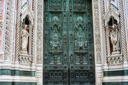 前往意大利的旅行冬季寒日佛罗伦萨市圣玛丽亚德尔菲奥罗多杜莫大教堂关闭门图片