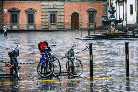 冯雨芝写真意大利之旅冬季雨天在佛罗伦萨市的piazzadellasantissimaannunziata骑湿自行车背景