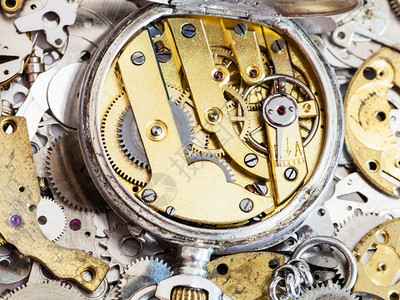 手表制作车间在一堆钟表备件上打开旧铜机械袖手表图片