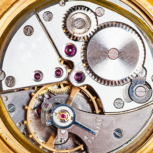 钟表制作车间旧机械金色手表的时钟图片