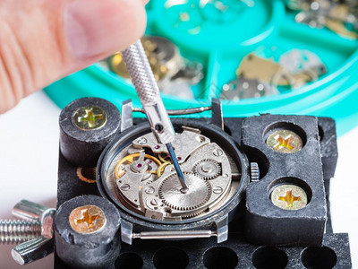 钟表制作车间修理手表中的旧关上螺丝起司机图片