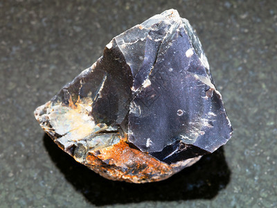 自然矿物岩石标本的大型俄罗斯特维尔地区深花岗岩底上的粗黑火石图片