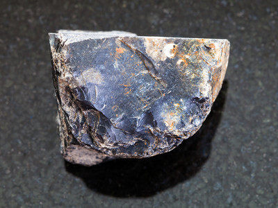 自然矿物岩石标本的宏观俄罗斯特维尔地区深花岗岩背景的原黑火石图片