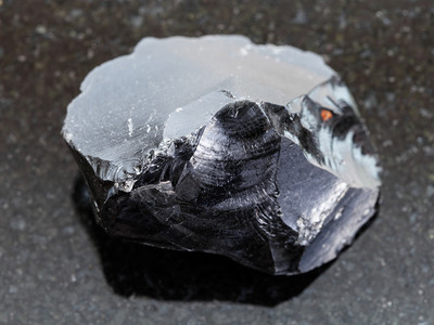 天然矿物岩石标本的大型深花岗岩底的粗粘晶体火山玻璃晶体图片