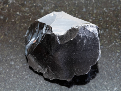 天然矿物岩标本深花岗岩底的原硬晶体火山玻璃图片