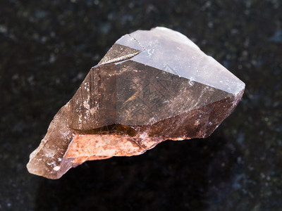 天然矿物岩石标本的大型暗花岗岩底的烟雾石宝晶体图片