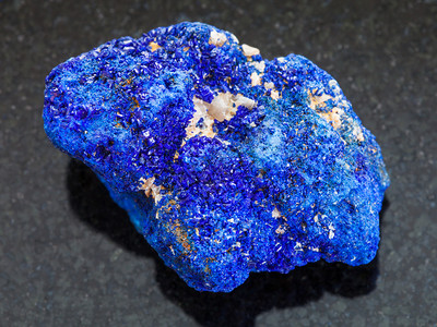 自然矿物岩石标本的大型俄罗斯阿尔泰山Rubtsovskiy矿井深花岗岩底的原晶石Azurite石俄罗斯阿尔泰山背景图片