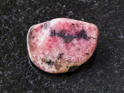 自然矿物岩石标本的大型俄罗斯乌拉尔山暗花岗岩底的粉红罗冬石宝图片