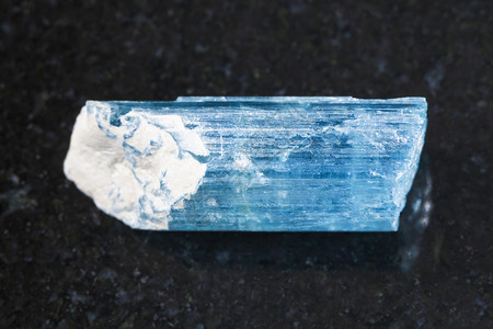 天然矿物岩石标本的宏观拍摄来自俄罗斯外贝加尔ZabaykalyeSherlovayaGora矿深色花岗岩背景上的海蓝宝石蓝绿柱石图片