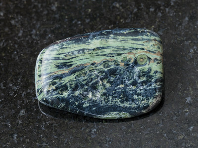 天然矿物岩石标本的大型马达加斯深花岗岩底的兰宝石图片