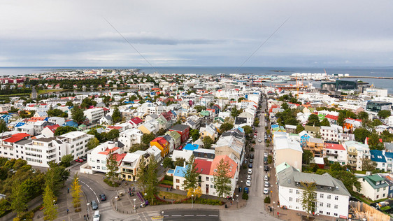 冰岛之旅秋季从哈尔格里姆斯柯克贾教堂鸟瞰雷克雅未克市斯科拉沃达斯蒂格街和米德堡区图片