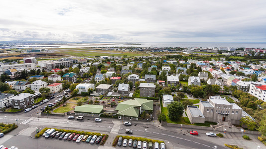 前往冰岛旅行从Hallgrimskirkja教堂到September的雷克雅未镇空中观察图片