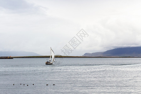 前往冰岛从Reykjavik市September的彩形雕塑和Shore漫步到大西洋的游艇图片