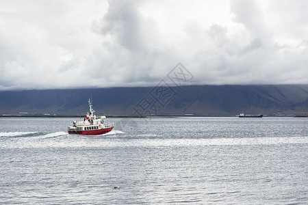 前往冰岛从Reykjavik市September的编造和海岸漫步中看到大西洋的船图片