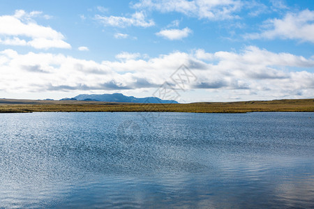 前往冰岛平板地貌坦的Leirvogsvatn湖背景图片