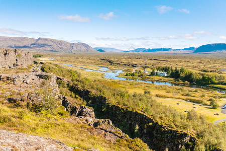 前往冰岛位于September的Thingvelllir公园内断裂谷和土层的上空图片