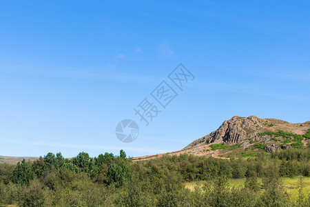 前往冰岛旅行七月HaukadalurGeyser地区周围的山图片