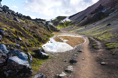 前往冰岛高地区Fjellabak自然保护区Landmannalaugar地区September的温泉附近水坑图片