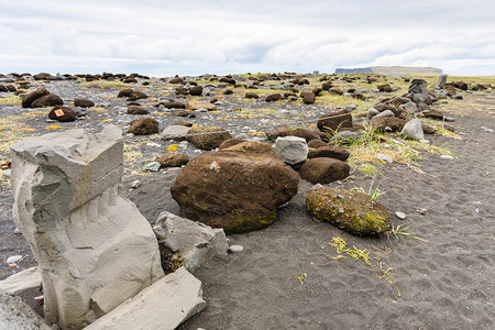 前往冰岛秋天在KatlaGeopark的大西洋南岸VikIMyrdal村附近的Reynisfjara海滩上的岩石和头图片