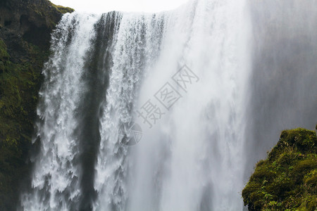 前往冰岛南大西洋岸KatlaGeopark的Skogafos瀑水喷气式水机图片