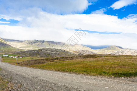 去冰岛旅游九月斯凯格贾斯塔迪尔农场附近肮脏的道路图片