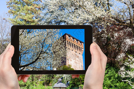 旅游概念游客照片开花树和塔托里奥尼迪波尔塔卡斯特罗在城市公共公园贾尔迪尼萨尔维瓦尔马拉纳萨尔维花园在意大利维琴察市春天在平板电脑图片