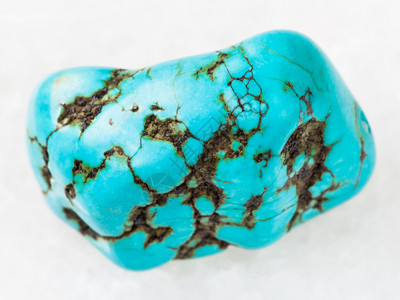 天然矿物岩标本的大型自然矿物岩石白色大理石背景上的蓝色闪石土宝图片
