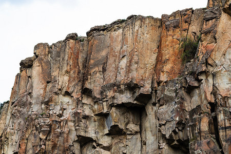 在卡帕多西亚的伊哈拉峡谷古老火山岩石春季前往土耳其在卡帕多西亚的阿克萨雷省伊哈拉峡谷的古老火山岩图片
