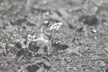 泼洒着雨水雨滴荡漾着背景图片