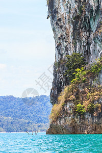 科索克公园泰国苏拉塔尼的山和湖图片