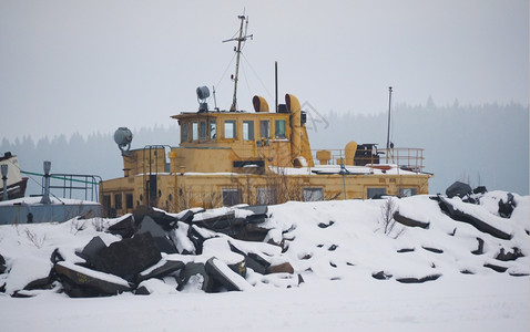 冬天在湖边的老船图片