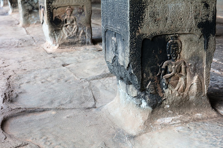 吴哥瓦中美丽的古老柱体图片