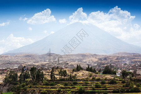 a休眠火山和城市图片