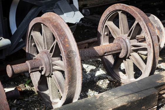旧蒸汽机车的轮子生锈紧闭图片