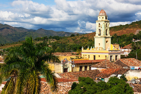 特立尼达的旧教堂在天空中图片