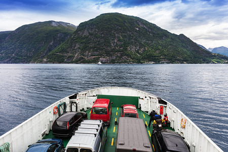 运输汽车的渡轮挪威湾图片