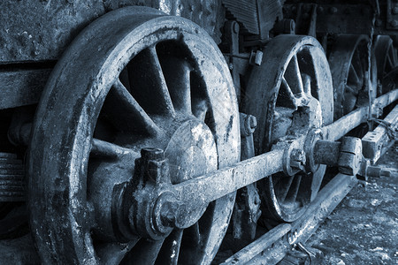 旧蒸汽机车的轮子生锈紧闭图片