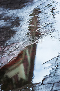 反映在一个雨坑里科布斯通街上图片