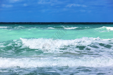 日出时有波浪的海滨岸图片